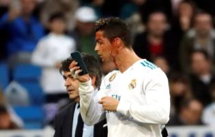 Ronaldo regarde sa coupure dans un téléphone